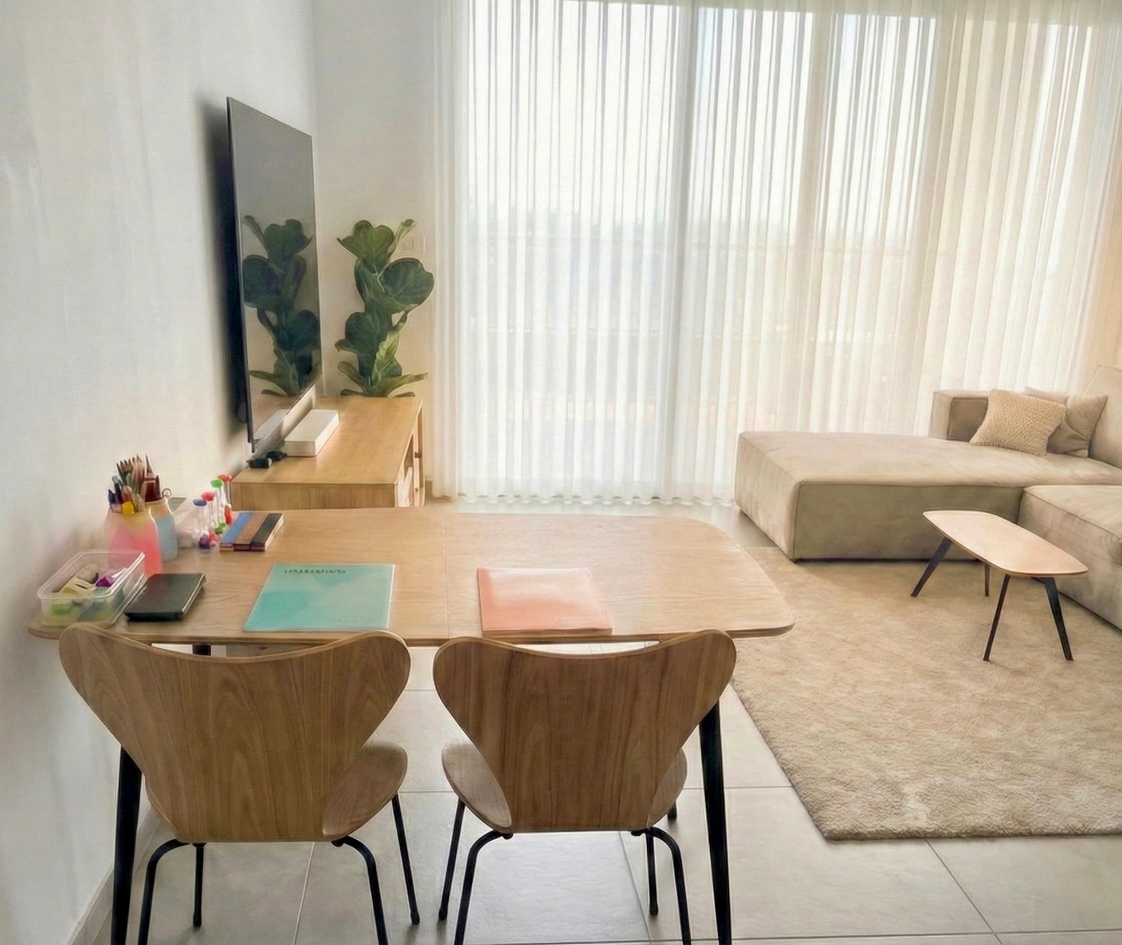 חלל הלמידה — שולחן עבודה עם ציוד לימודי