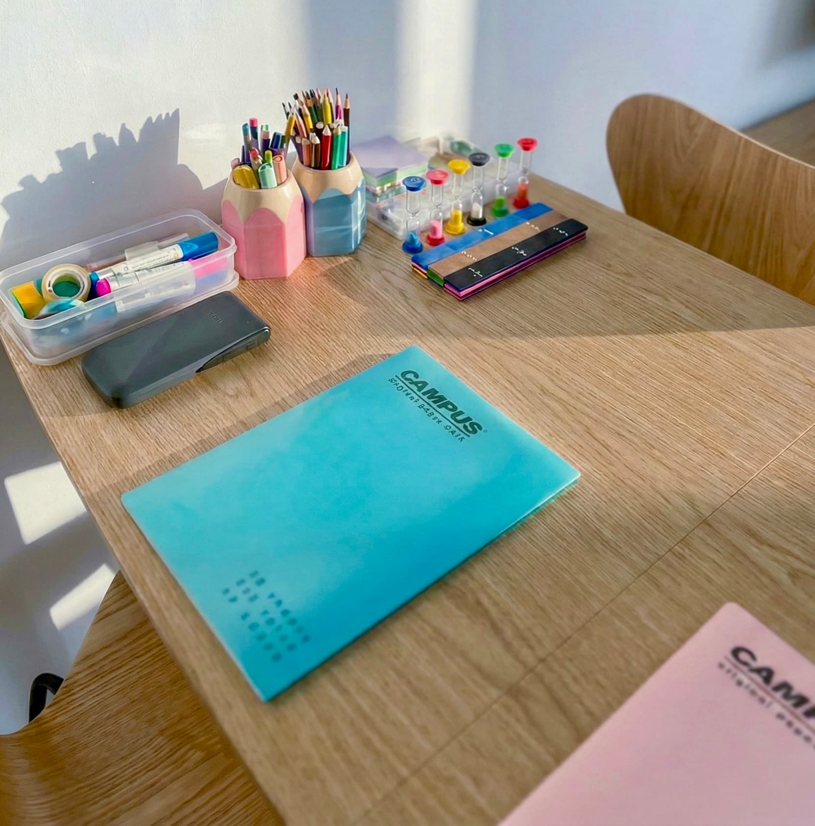 שולחן הלמידה — מחברות וכלי כתיבה צבעוניים